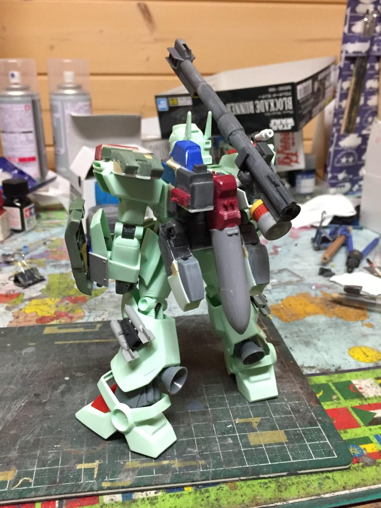 後ろ姿。
バックパックはゼータプラスの変形時の部品を軸に、アメイジングブースターやK9ドッグパックなどから製作。中央のプロペラントタンクはエアモデル用のガンポッドか何かでした。