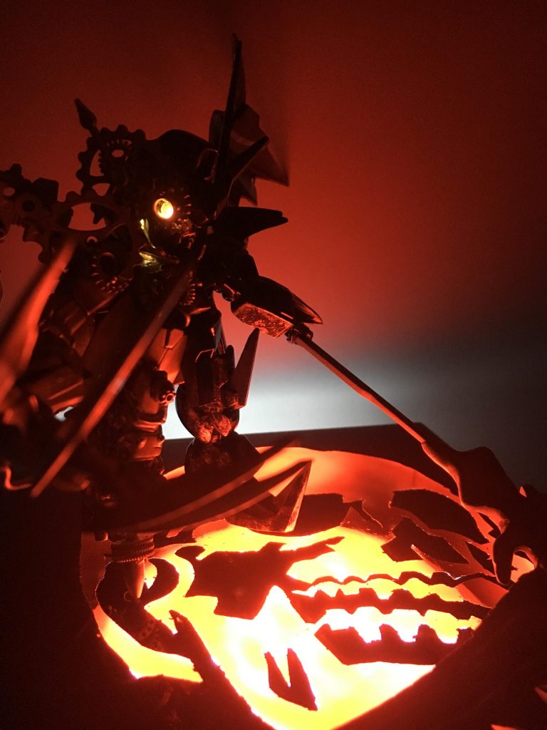 目はLED仕込んで雰囲気出してみました