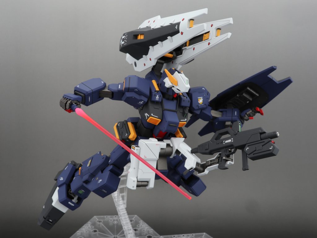 腰のアドバンス装甲は武器を保持することができます。