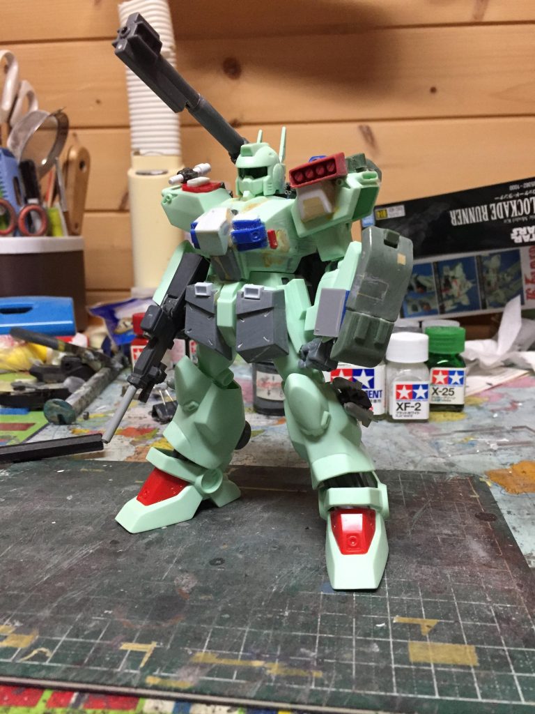 塗装のちょい前。左肩のミサイルポッドは思いつきで急遽追加されました。
シールドは戦車模型やティエレンの装甲を切った貼ったして形にしています。手持ちのカービンは陸ガンのマシンガンをベースに製作。