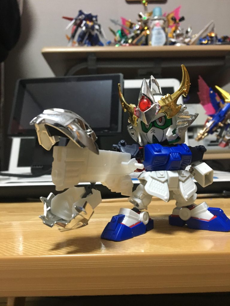 光斧雷頑駄無のライフルに同頑駄無の蛇の上顎と、下顎に魔竜剣士ゼロのver.1兜のメッキパーツとLGバーサル騎士の肩鎧を使いました。