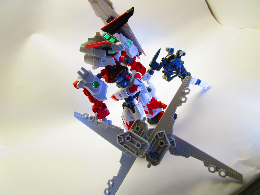 明日飛零・狩飛震符（アストレイカレトブルッフ）
全身を分割し様々な武装に変化する
羽は超特大手裏剣になり、胴体は強化型黍針鼠になり
尻尾の部分が盾となる。