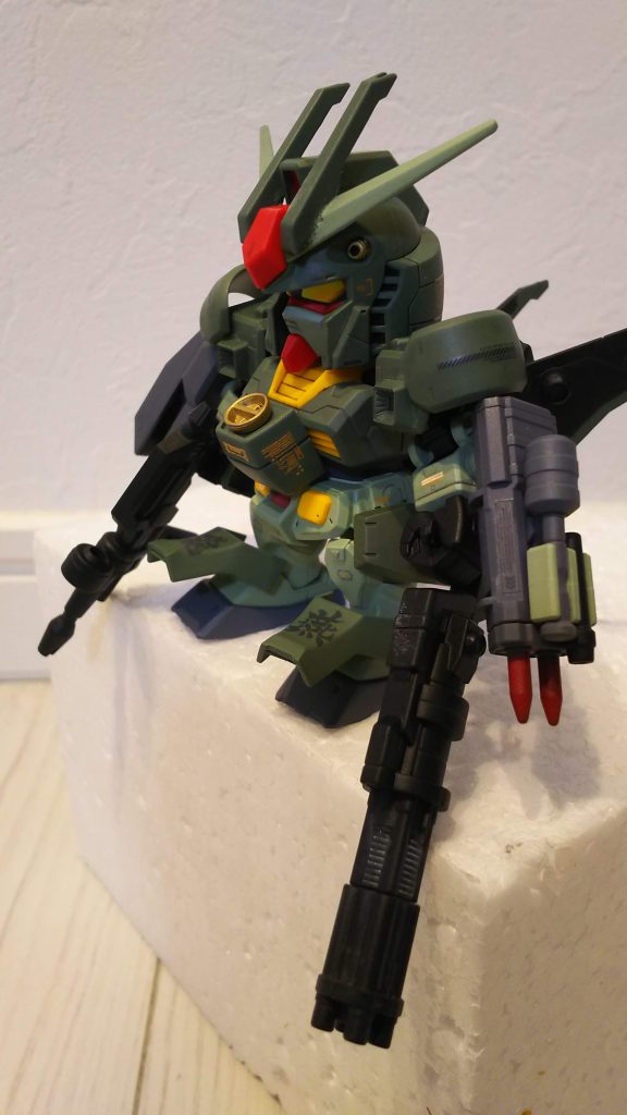 左手にはハンドグレネードも装備