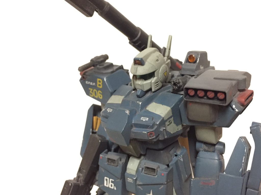 上からのバストアップ。
あおりだと見辛いですが、胸部左側に近接防御用の小口径マシンキャノンと、照準用のセンサーユニットを設けています。