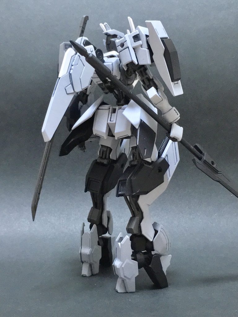 *2019/1/14:一部間違ってた画像を取り替えました。
## ASW-G-34 ガンダムフュルフールフェイン
厄祭戦時に開発された、ガンダムフレーム34番機の外装バリエーションの一つ。
元来のフュルフールは、エイハブウェーブの到達範囲を抑える「エイハブシェード」により高いステルス性を示した。
しかし、それ以外の性能は汎用的な域を出ず、戦闘能力には課題があった。
本機は戦闘力をはじめ、各種性能の向上が施された。その近接戦闘能力とステルス性能から、対MA戦のみならず対MS戦においても高い適正を示したとされる。厄祭戦後の現代において、機体に関する公式的な記録は残されていない。
