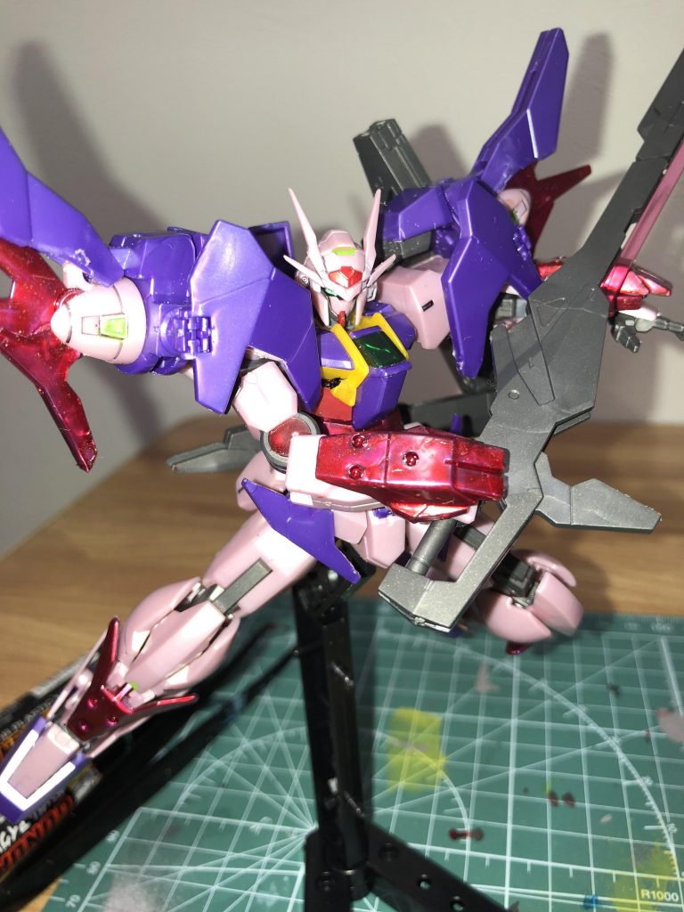 フラッシュ付けて撮影したらクリアーレッドが輝いてよりトランザムの表現が出来ると思います。