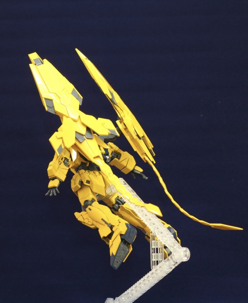 アームドアーマーDEを取り付けるアームには可動軸がなかったため、HGのなにかの股関節を拝借し、角度を変えられるようにしました。