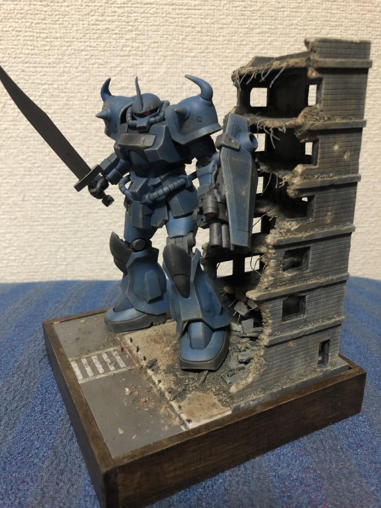 グフカスタム市街戦–2枚目/制作者：みつあき