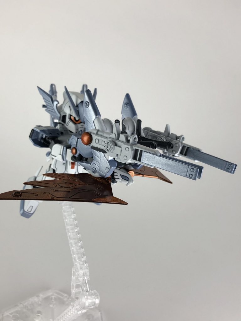 「アクイラ」全砲射撃モード・「フェニッーヴィクトリー」。この機体の最大火力で、グリップを掴んで前方に向けて発射します。エネルギーは元々アクイラがエネルギータンクで出来ているので本体の消費はほぼありません。