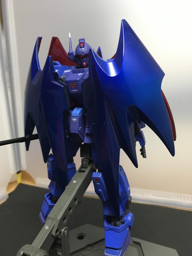 もちろん羽をたたんでマントモードにも。