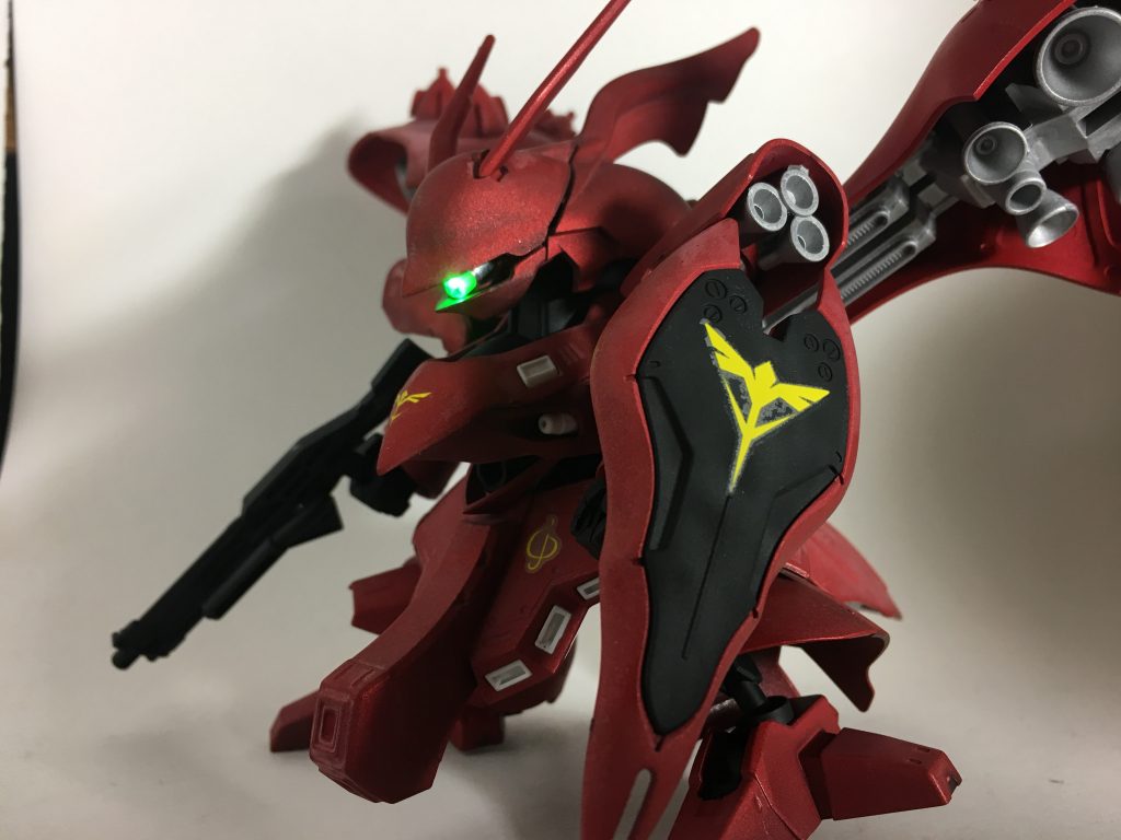 キット付属のシールだと塗装したことにより浮いてしまうのでHGサザビー用の水転写デカールなどを使用しました。