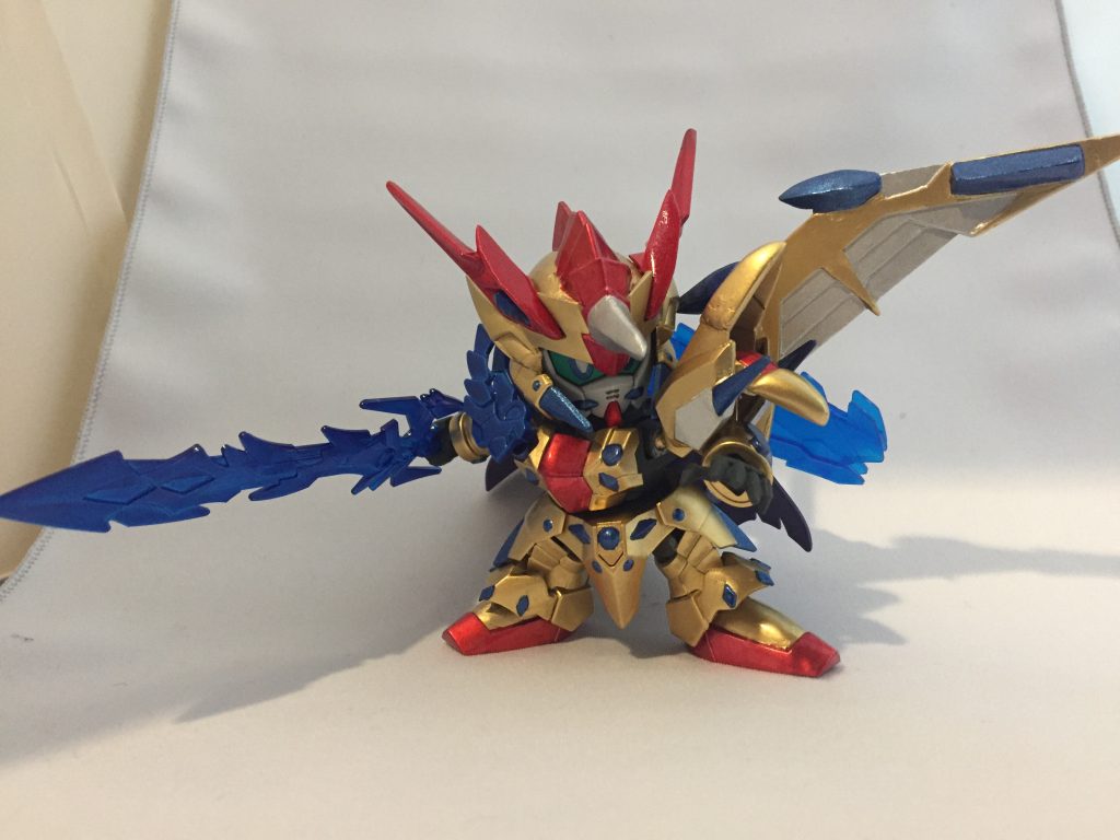 背中の翼は基部のみジーエンアルトロン、本体はプラ板とパテで製作しました。
頭部の両ツノはゼロガンダムver.2のツノを基本に、同じ物をもう一枚貼り合わせて立体感を出しつつパテ盛りしました。
中央のツノはver.1のツノを基部に仕込み、周りにパテ盛りして成型しました。