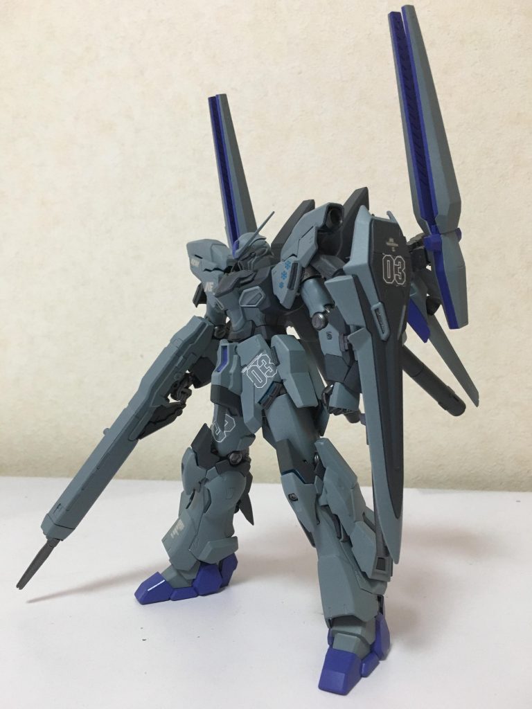 ・ MSN-06S-03 シナンジュスタイン3号機 『シャルフリヒター』
パイロット アリア・シュレーネ
 
全長 22.6m(本体のみ)
 
本体重量 54.7t
 
武装
・ハイ・ビーム・ライフル
・シールド
・ビームサーベル
・グレネード・ランチャー
・ロケット・バズーカ
・プロト・フィン・ファンネル×2
 
特殊機能
NT-B(ニュータイプ・バーサーカー)
『UC計画』におけるサイコフレームの強度・追従性の実験機として開発された試作MS《MSN-06S シナンジュスタイン》の3号機。
主にサイコミュ兵器の試験運用の為に使用していて、その後、アナハイム・エレクトロニクス社の倉庫に封印されてた。
しかし、ラプラス事変の後、袖付き残党狩りの作戦であるMSに対抗する為に実戦投入されることになる。(時系列は不死鳥狩りと同じ)
パイロットはアリア・シュレーネであり、彼女は、コロニー落としにより戦災孤児になり、連邦軍の士官に拾われ無理やり人体実験や数々の暴行を受け続けた過去を持ち、左目は普段は閉じてるが、あるシステムを起動することにより義眼が開く。