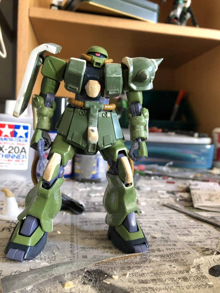 一気に飛んでサフ吹く前の状態です。
胸を1ミリ延長して少しだけ前に出しました。後赤いパーツもパテを盛って形を変えています。
肩のシールドは左右1ミリずつプラ版を貼りました。スパイスアーマーは二ミリ幅増ししてます。とげはプラ版を貼ってシャープに整形しました。
腰のフロントアーマーは設定画を見ると少し垂れていたのでパテを盛りました。
膝はパテを盛りました。何ミリ幅増ししたかわからないですw
ふくらはぎは1ミリ幅増ししてます。
右手首の握り手はシナンジュから持ってきたした。