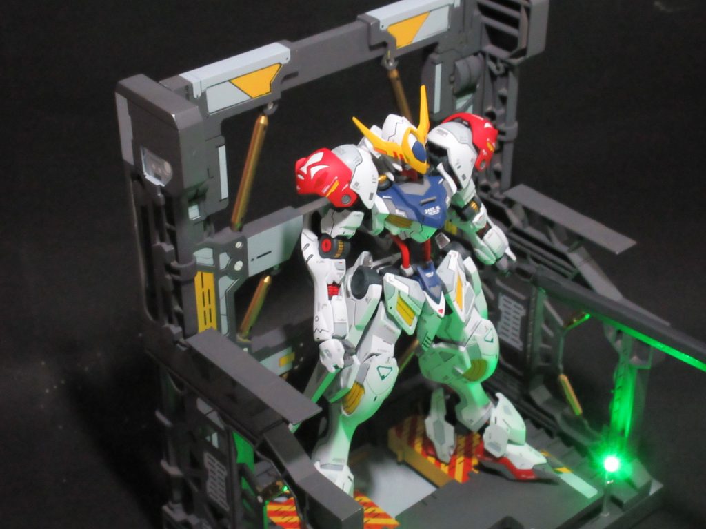 システムベースにピンバイスで穴あけし、ミライトを簡易ですが埋め込む事で、出撃準備の雰囲気を出してみました。