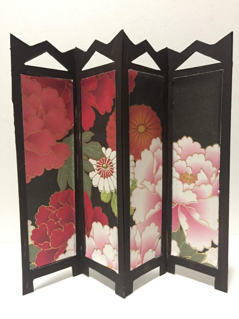 もう１つの小物屏風です。
スタンドと共にダイソーの雅な折り紙で柄を。