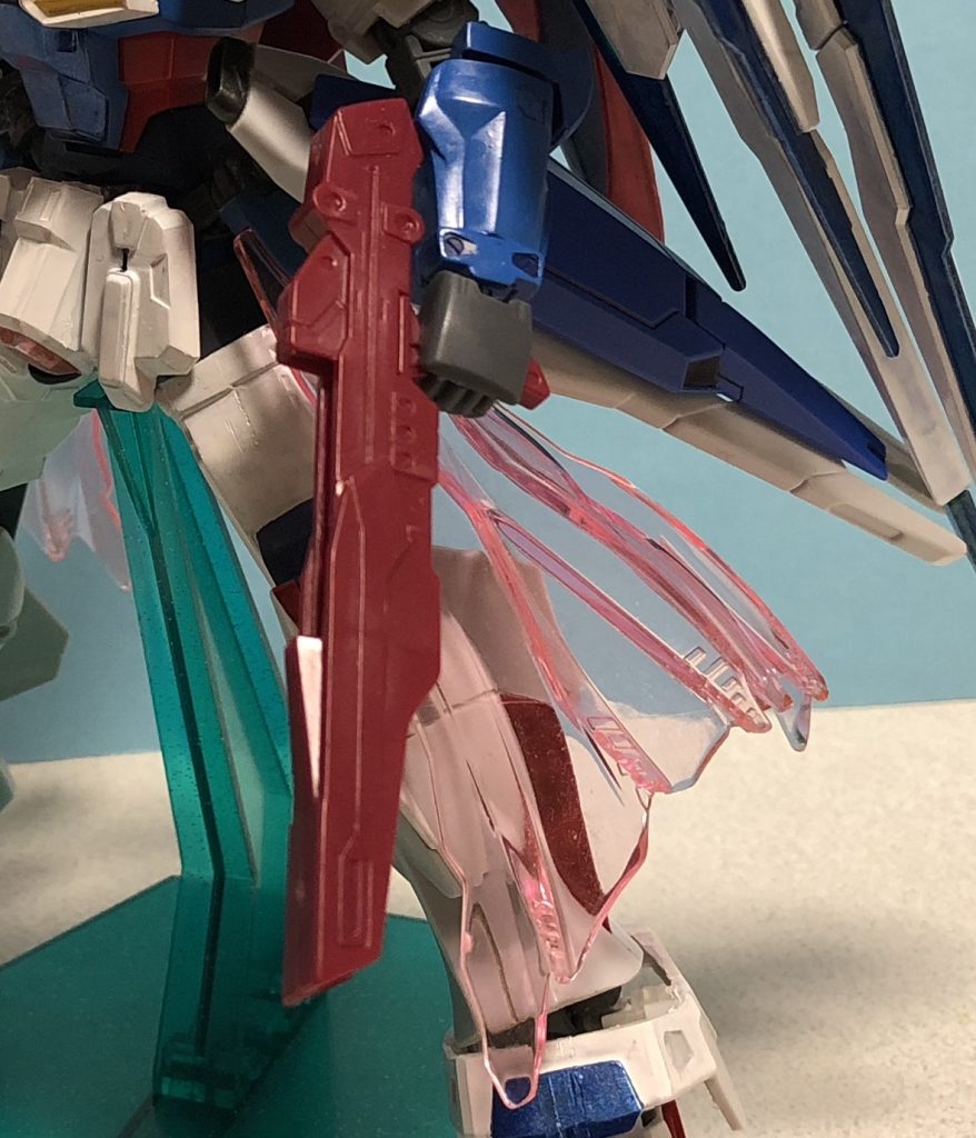 インコムユニットをマウントする腰サイドアーマーにはビームマント発生器があり、物理シールドではフォローできない脚部への攻撃を防ぎます。