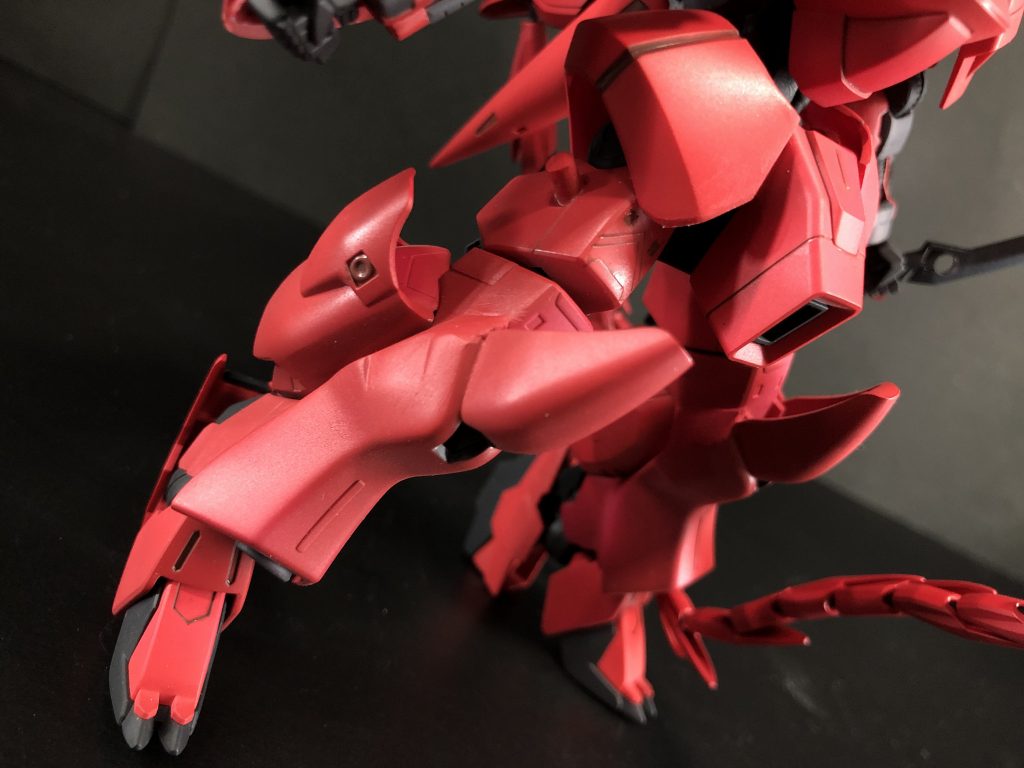 脚部はアスタロトにガーベラテトラの装甲を無理やり引っ付けています。
腰のサイドアーマーはキュベレイのパーツです。