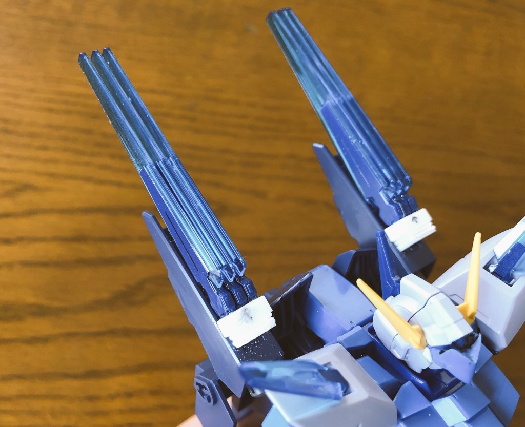 バックパックファンネルラックはプラ板箱組みにジャンクパーツやらで装飾です。ベースはライトニングパックMk-Ⅱですが、ウイングのような配置にすることでシルエットは結構変わったと思います。