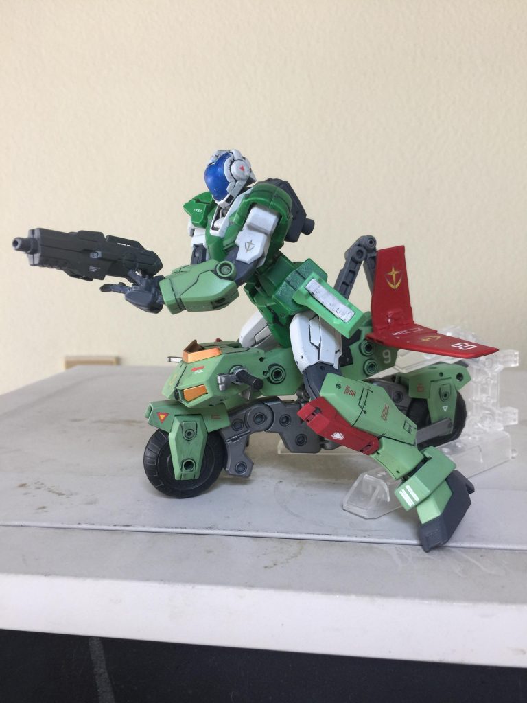 アーマードスーツを着て
モスピーダに乗り 強化ビームライフルを
最大出力を 撃つ瞬間の 左斜めの
アピールショットです。