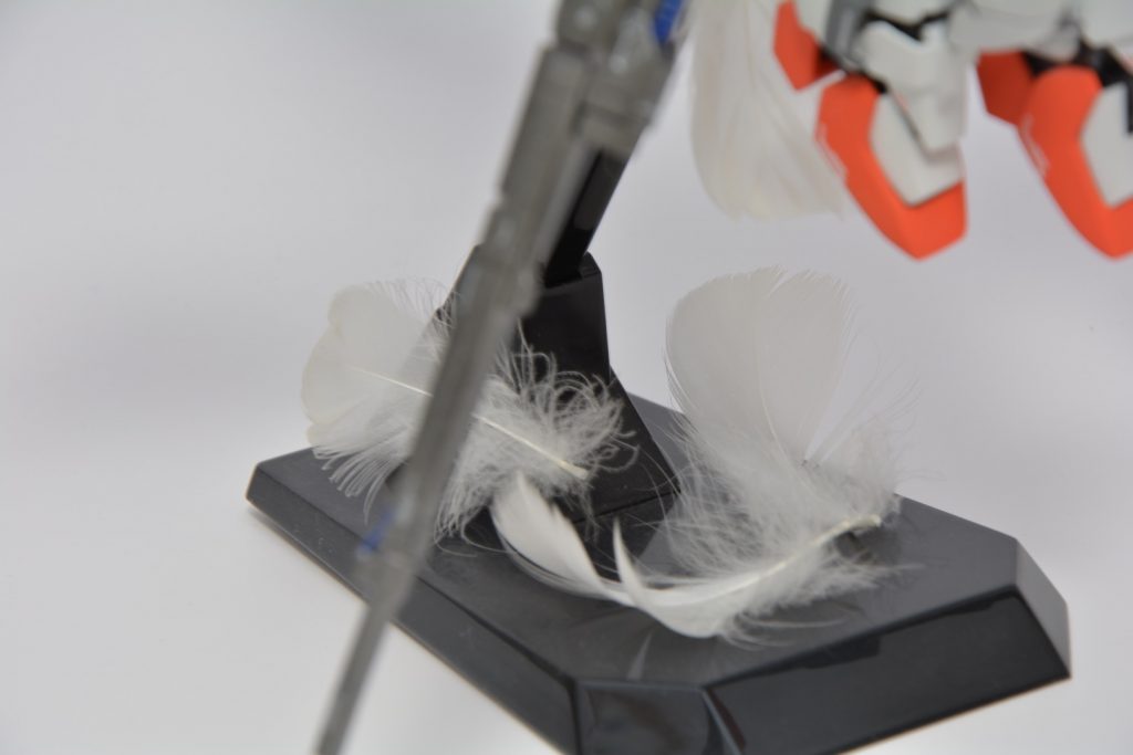 台座には羽を散りばめました。