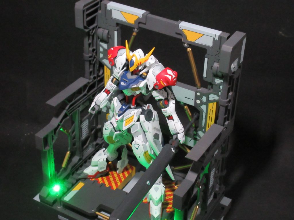 当初はシステムベースはホワイトを使用していたのですが、雰囲気的に合わなそうだったので、全体をグレーに塗装。