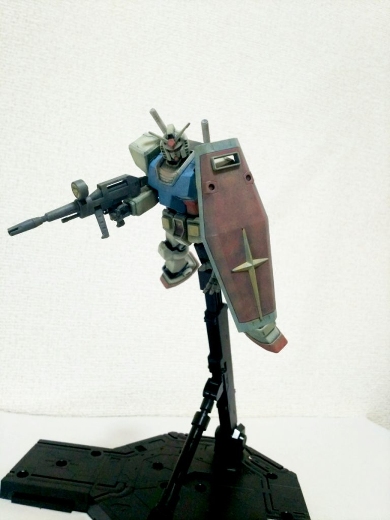 この台座は楽しいですね。遊んでるとやはり擦れて塗装が剥がれました（笑）