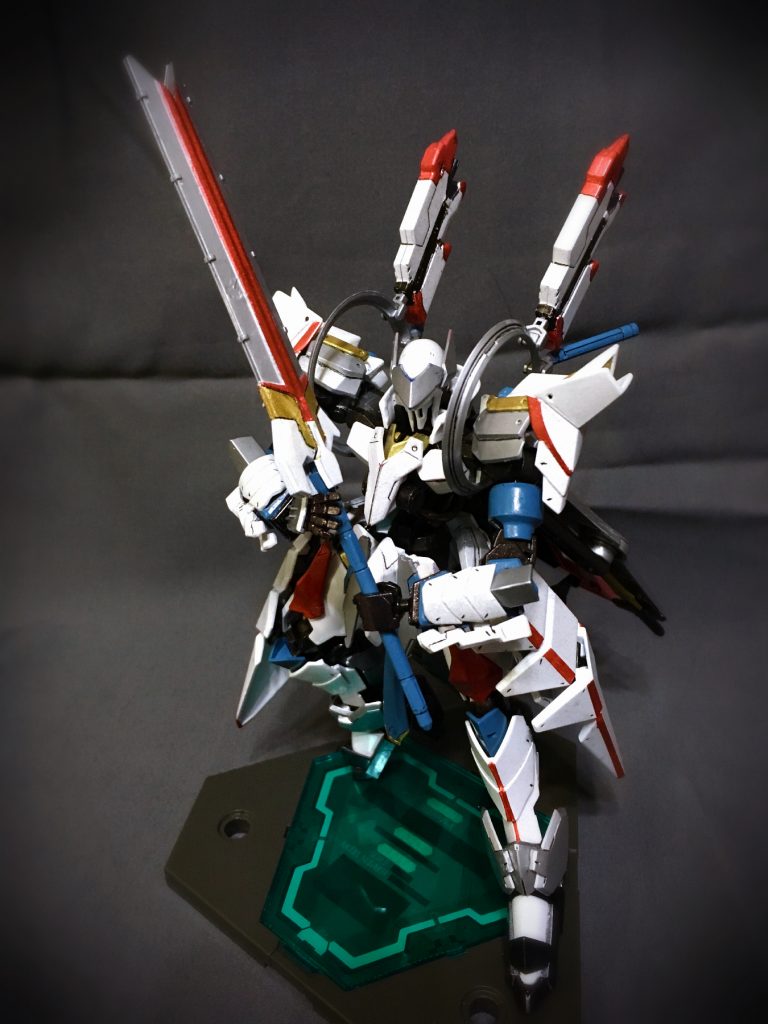 両肩に装備した円形のマルチウエポンサークレットが回転、ロングスタビライザーと柄を接合することにより、ソードメイス「エクスカリバー」となる。