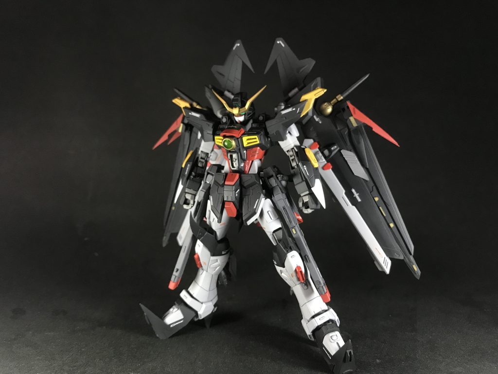 正面から。
顔はへの字スリット入れてます。
胸にウィングからパーツを流用して、胸レンズを追加。
ゼロシステムを搭載してる設定です。
また肩にはデスサイズに付いてる四角箱型の何かをプラ板で自作して装着してます。