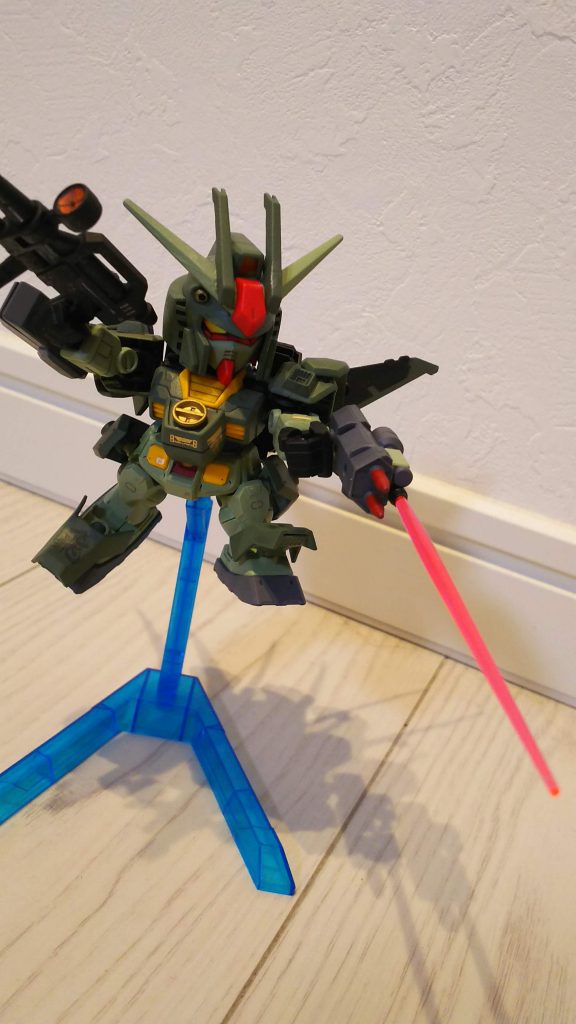 近接武器は左手に装備したビームサーベルとパイルブレイカー。