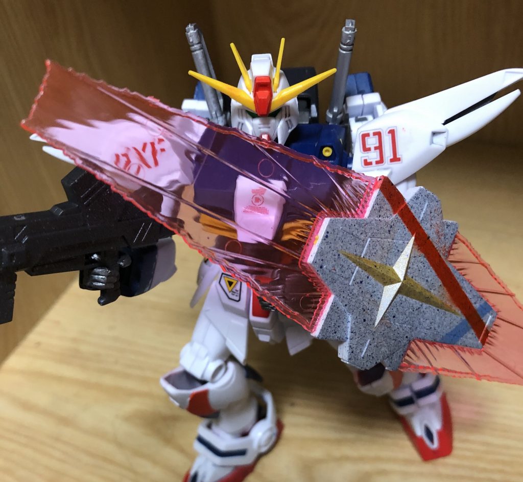 ビームシールドを構えた姿。
エアブラシが楽しく、シールドに好き勝手吹きまくりました。個人的には良いと考えてます。