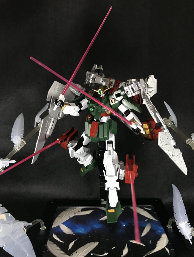 脚部のブースターからはビームサーベルを発振する事ができ、GNピストルⅡと合わせて近接戦闘にも十分対応可能である。