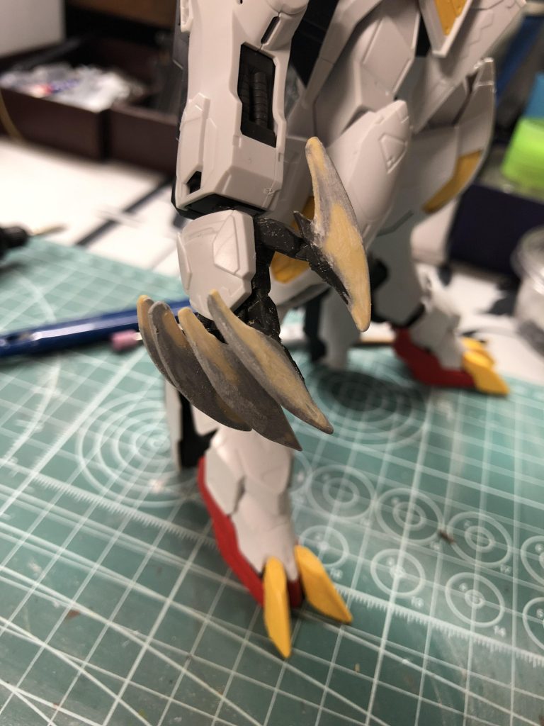 爪はパテで作りました