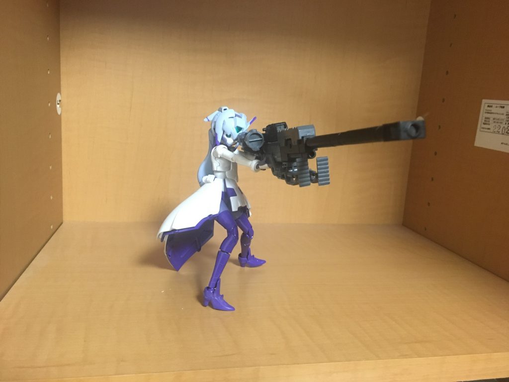 持ち手もあるので一応武器が持てます。またフェチい感じのこだわりですが足を塗り分けて絶対領域を作りました。制作途中ほぼ取ってないので以下寸劇