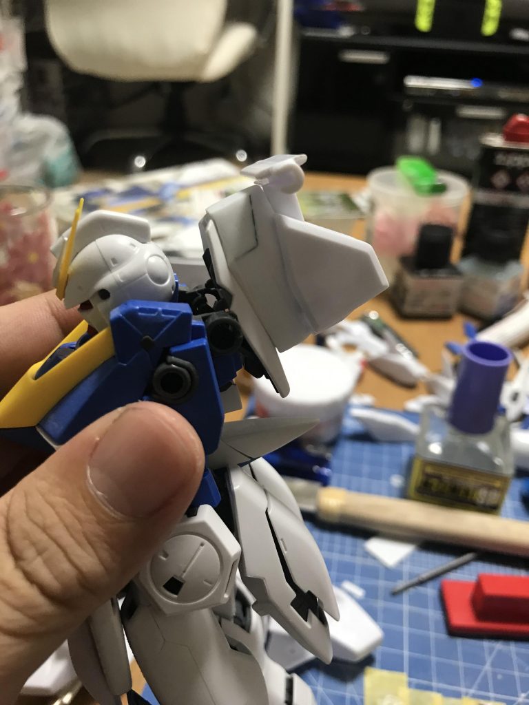 旧キットとのミキシングでしたので、V2本体に合わせる為の擦り合わせ作業の画像です^_^
特にメガキャノンの接続部はウイング部と背中の二箇所に触れる部分なので、どちらも違和感が無いようにするのに大変でした(⌒-⌒; )