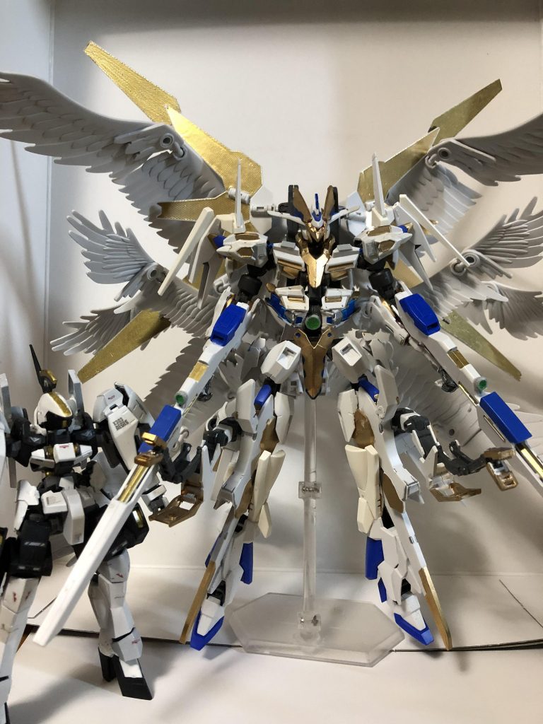 HGのグレイズリッターと比べるとシャルティア ツヴァイの大きさがよく分かります。