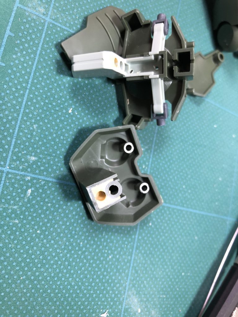 足の曲がりの角度を広げるためにパテで取り付け穴をずらして関節軸をずらしておきました(°▽°)