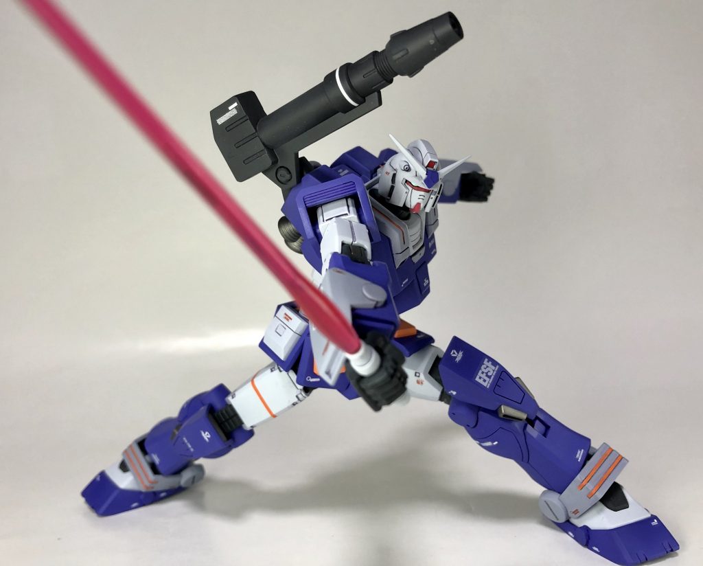 ポージングの際に重要な接地性も抜群。一年戦争系HGキットとしては白眉の可動性能なので、ハッタリの利いたアクションも難なく可能なのが嬉しいところです。