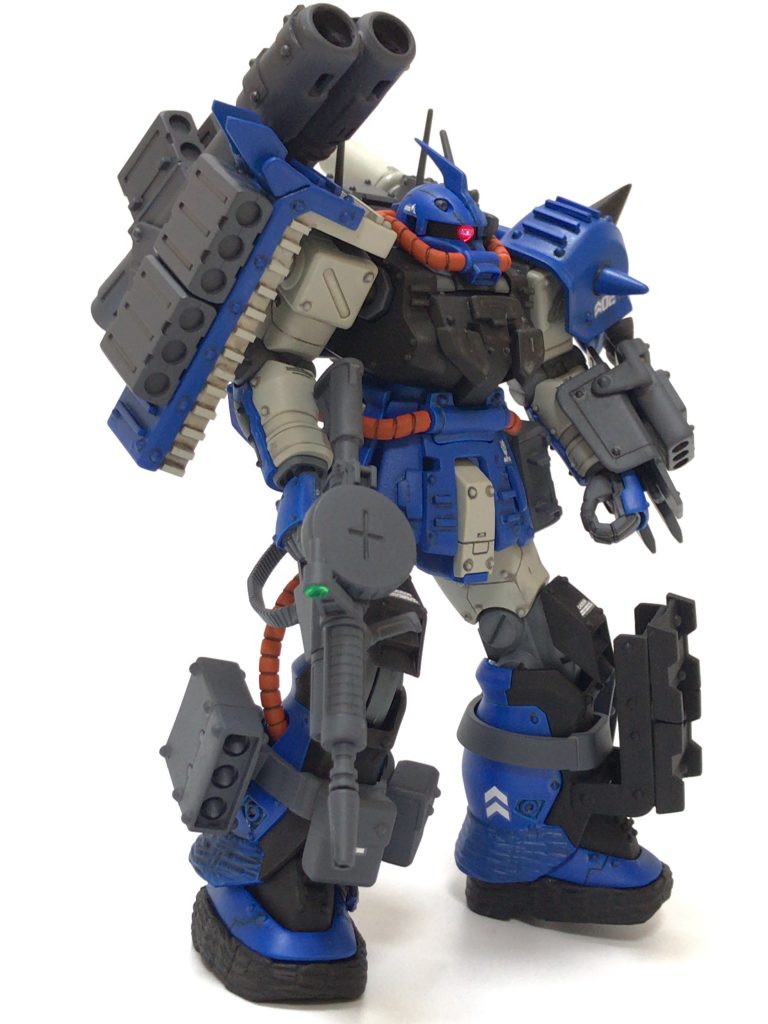 シールドにはスパイクのようなパーツを付けたり、連装砲の予備弾薬を装備できるようにしました。予備弾薬はネオジム磁石でくっつけているので外すこともできます。
あと、左脚のシールドはクロスシルエットのザクシールドとティエレンの足パーツを使ってます。脚盾という装備が好きなので砲戦仕様の機体にはついつい使いたくなってしまいます。