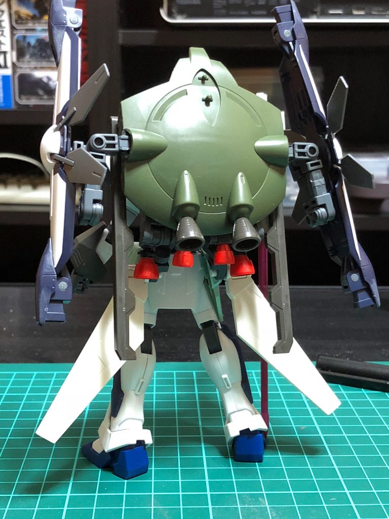 背面。赤いブースターはレイダーガンダムのものを加工して取り付けれるように。