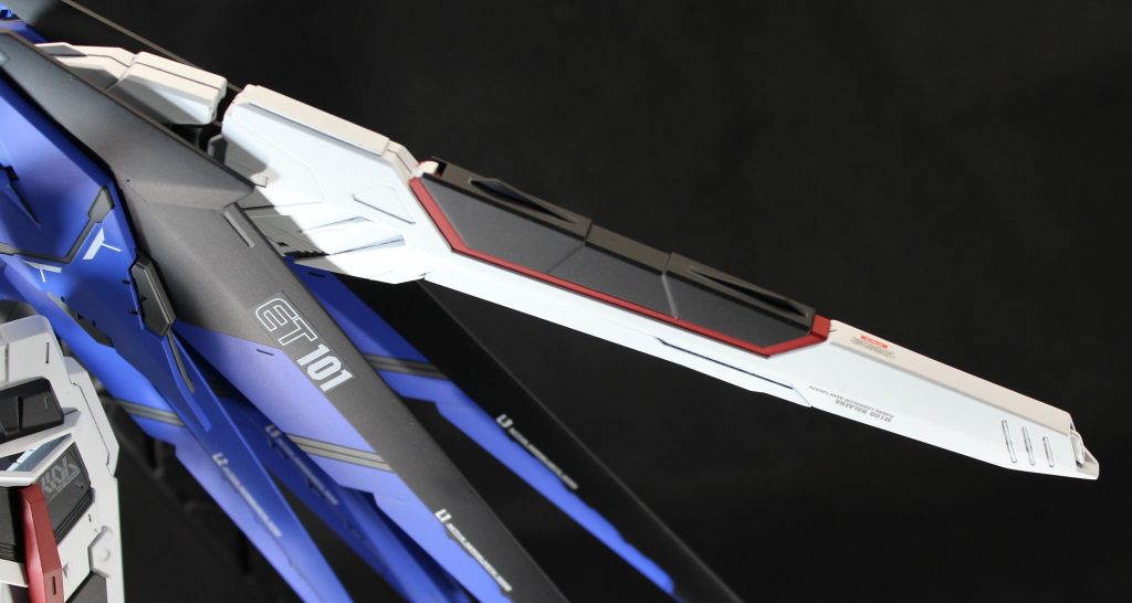 バラエーナの羽や突起をなくして、本来の形に寄せています