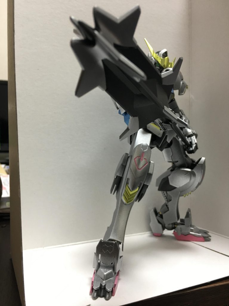 メイスを持たせて。メイスはシルバーとメタリックブラックで色分けしてます。パイル射出機構も残しており、パイルはガンメタルで塗装しました。