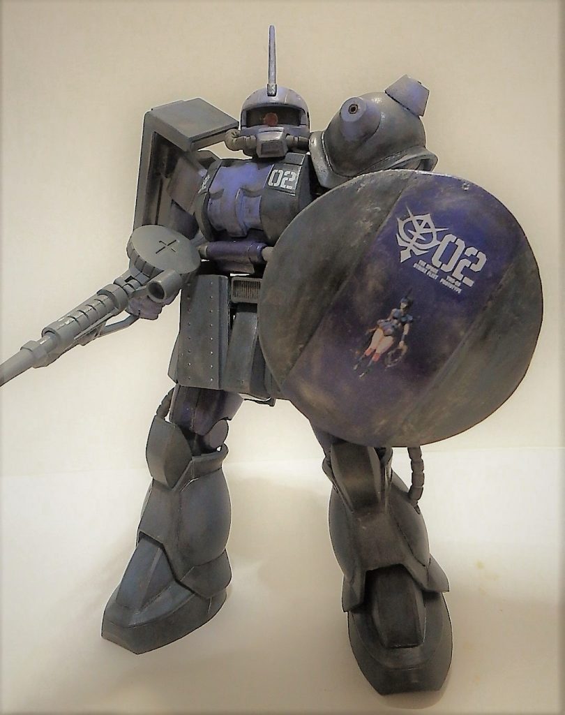 プラ板からラウンドシールドを自作。エンブレムはザクレディさん。
色合いが本機に似ていたので採用。

でもたぶん、設定13歳の息子はこの盾を使わない。