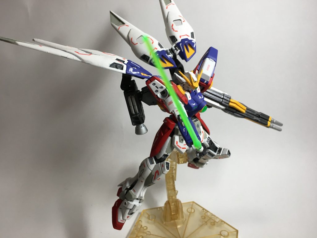 ビームサーベル&ツインバスターライフル。バスターライフルや羽根付近のスラスター等も銀で塗り分けを増やしてます。