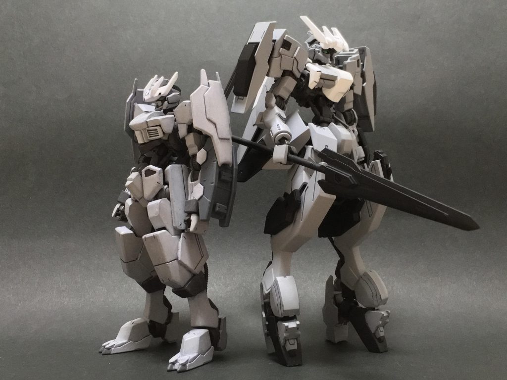 フュルフール(オリジン?)とのツーショット。
白い四本角や両肩の装甲、左腕のガントレットなど、共通する部分を設けています。
主な使用キットは
・HG グシオンリベイクフルシティ
・HG ウヴァル
・HG バルバトス
・HG バルバトスルプス
・HG バックウエポンシステム
になります。