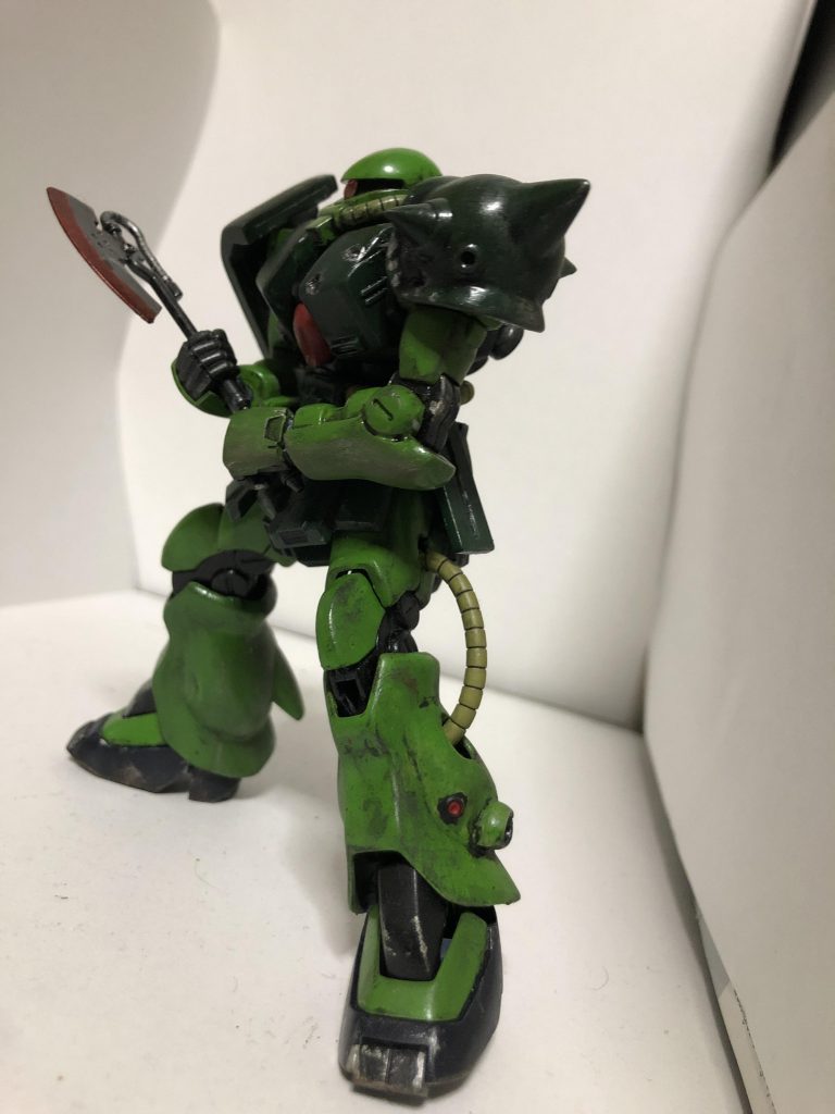 ホバー中みたいなポーズです。