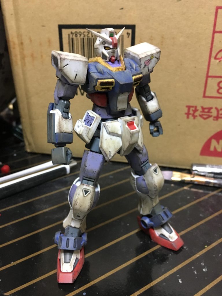 チッピングの塗料が乾いてからウェザリングマスターAセットでポンポンしました
俺のやり方だと足首から下、ふくらはぎ、膝、手をマットでポンポンしたら後は下半身と腕をサンドでポンポン(この辺は感覚でやってます)
その他上半身はライトサンドでポンポン
汚しに正解は無いのでこんな感じでいいなってところまでポンポンします