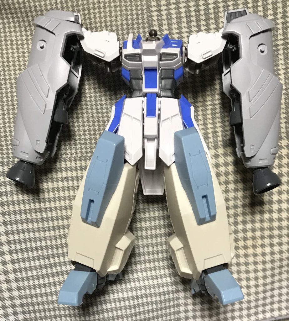 制作途中の1コマ
肩にバーニアパーツをつけてどんな感じになるかの仮組み
この時点ではHi-νヴレイブの肩には受けを作った以外の改造はしておりません
後々鎧みたくしたいと思い立って付け加えて完成させました