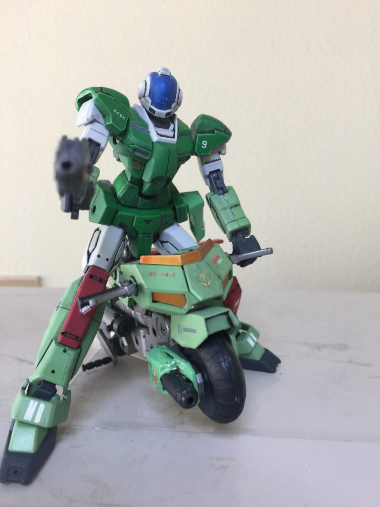 アーマードスーツを着て モスピーダに
乗って 正面から ビームライフルを
撃つ アピールショットです。