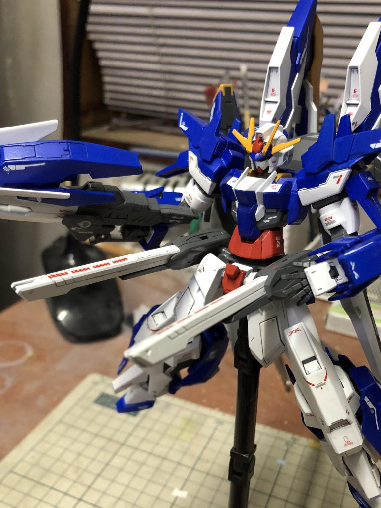 腰にはヴェスバーを装備しています。